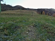 10 Risalgo  in direttissima sul  sedime erboso della pista di sci fino alla Costa del Montebello ( Rif. Terrazza Salomon)l
